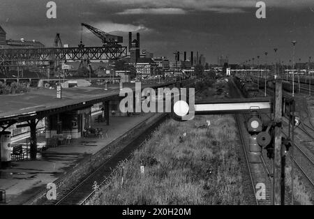 Una stazione abbandonata della S-Bahn al Westhafen di Berlino. Sulla sinistra, sullo sfondo, c'è una gru. Foto Stock