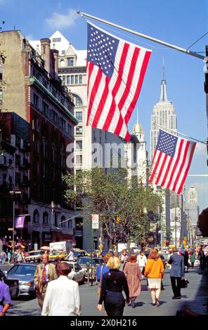 La gente passeggia lungo la Fifth Avenue nell'area dell'Empire state Building a New York. [traduzione automatica] Foto Stock