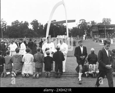 Partecipanti al Congresso cattolico tedesco di Hannover nell'agosto 1962. [traduzione automatizzata] Foto Stock