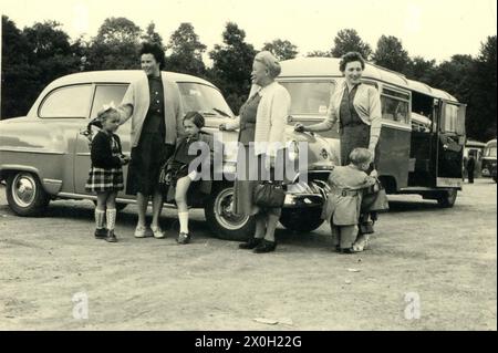 Gita con la famiglia con un Opel Olympia Rekord e un autobus VW (foto senza foto). Foto Stock