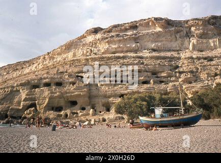 Grotte sepolcrali scolpite nella roccia a Malta a Creta dal periodo romano e primo periodo bizantino. Queste grotte sono state utilizzate come case nelle grotte dagli hippy negli anni '60 e '70 Foto Stock