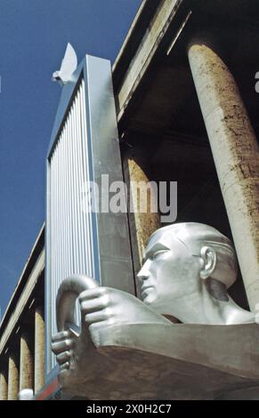 Facciata della Haus der Kunst in occasione di una mostra sul tema delle automobili [traduzione automatica] Foto Stock