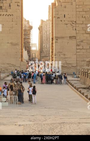 Turisti al tempio di Karnak, Luxor, Egitto Foto Stock