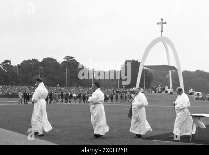 Partecipanti al Congresso cattolico tedesco di Hannover nell'agosto 1962. [traduzione automatizzata] Foto Stock