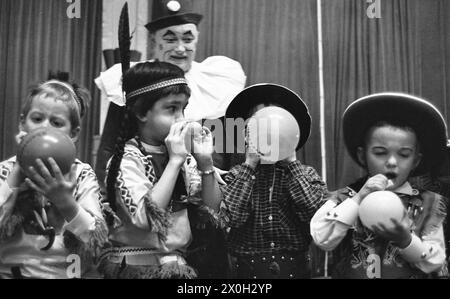 Foto di bambini durante il carnevale. Nella foto, i bambini stanno giocando a un gioco con i palloncini. [traduzione automatizzata] Foto Stock