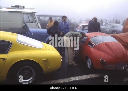 Le vetture d'epoca sono radunate in pioggia al Nürnburgring per il 30° Avd Classic Car Grand Prix. [traduzione automatica] Foto Stock