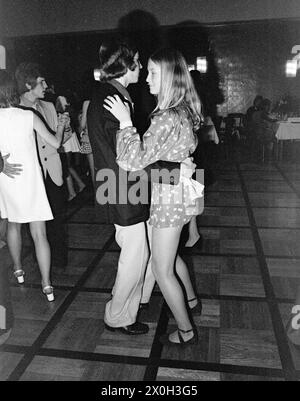 Su una pista da ballo una giovane coppia partecipa a un cortometraggio di danza. [traduzione automatica] Foto Stock