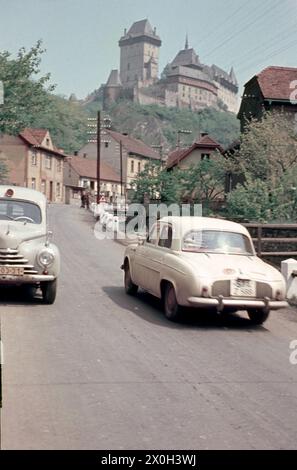 Una Renault Dauphine. Sullo sfondo c'è un castello. Foto Stock