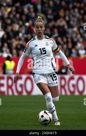 Aquisgrana, Germania. 09 aprile 2024. Aquisgrana, Germania, 09 aprile 2024: Giulia Gwinn (15 Germania) controlla la palla durante la partita di qualificazione UEFA Women's EURO 2025 tra Germania e Islanda al Tivoli di Aquisgrana, Germania (Martin Pitsch/SPP) credito: SPP Sport Press Photo. /Alamy Live News Foto Stock