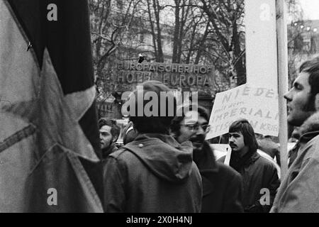 "Dimostranti con bandiere vietcong di fronte all'hotel "Europäischer Hof" di Heidelberg. [traduzione automatizzata]' Foto Stock