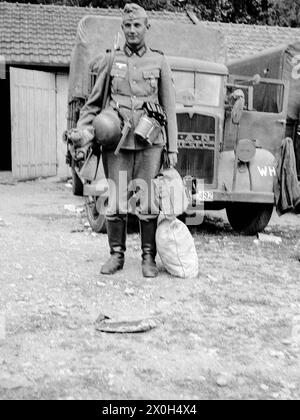 Un soldato tedesco con tutto il suo equipaggiamento posa davanti al suo furgone, pronto a partire. Porta ancora calzini arrotolati nella mano destra, altrimenti il suo bagaglio è in due borse accanto a lui. Una pistola bagliore sulla sua cintura. La foto è stata scattata da un membro del 3rd / Infantry Regiment 154 / 58th Infantry Division. [traduzione automatizzata] Foto Stock