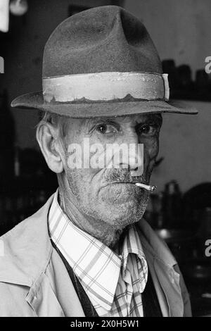 Un fag tra le labbra, il collare chiuso. Questo è il modo in cui un orgoglioso portoghese si presenta a Faro. [traduzione automatizzata] Foto Stock