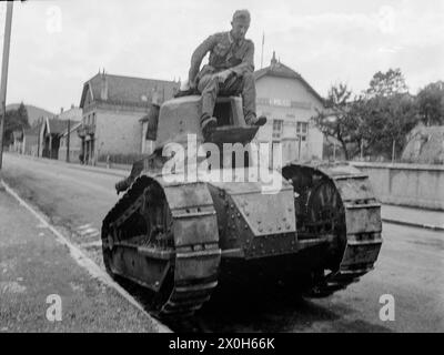 "I soldati tedeschi fanno un "test drive" con un carro Renault FT francese. La foto è stata scattata da un membro del 3rd / Infantry Regiment 154 / 58th Infantry Division. [traduzione automatizzata]' Foto Stock