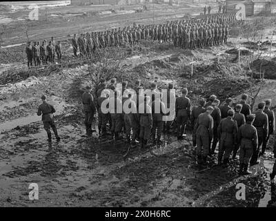 I soldati tedeschi si sono schierati per una sepoltura di massa. La foto fu scattata da un membro del Radfahrgrenadierregiment 2 / Radfahrsicherungsregiment 2, nella sezione settentrionale del fronte orientale. [traduzione automatizzata] Foto Stock