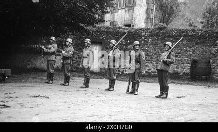 Un gruppo di soldati si e' schierato per l'esercitazione. Ovviamente i soldati non prendono molto sul serio questo dovere. La foto è stata scattata da un membro del 154th Infantry Regiment / 58th Infantry Division, in Francia. [traduzione automatizzata] Foto Stock