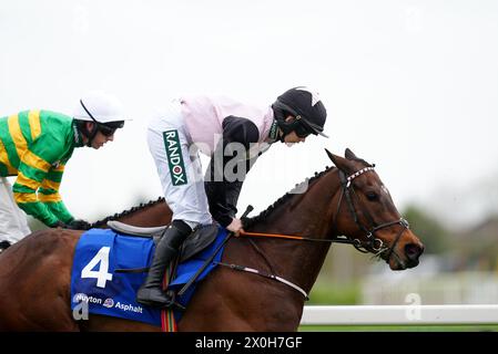 Heart Wood cavalcato da Rachael Blackmore (a destra) nel Huyton Asphalt Franny Blennerhassett Memorial Mildmay Novices' Chase il secondo giorno del Randox Grand National Festival del 2024 all'ippodromo Aintree di Liverpool. Data foto: Venerdì 12 aprile 2024. Foto Stock