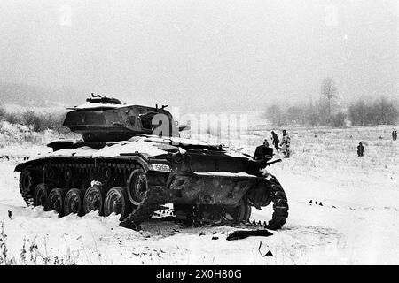 Esercitazione truppe: Un vecchio carro M 49 si trova sul campo di tiro. Nel frattempo, i soldati puntano agli obiettivi in movimento (manichini di cartone) [traduzione automatica] Foto Stock