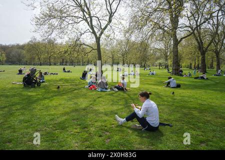 Londra, Regno Unito. 12 aprile 2024. Persone che si rilassano sotto il caldo sole a Green Park Londra, dato che le temperature dovrebbero aumentare durante il fine settimana. Crediti: amer ghazzal/Alamy Live News Foto Stock
