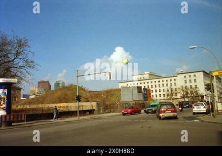 L'area tra il Ministero delle Finanze e l'edificio Martin Gropius è ancora una parte desolata. A sinistra un angolo del Martin Gropius Building, poi un mucchio di sabbia, dietro di esso gli edifici di Potsdamer Platz e a destra il Ministero delle Finanze [traduzione automatica] Foto Stock