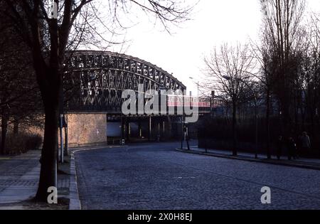 Immediatamente a sud del ponte inizia un angolo di Berlino Est con le strutture in superficie e sotterranee del Nordbahnhof, che è fuori servizio fuori terra e nel 1982 era una cosiddetta stazione fantasma della metropolitana (passano i treni Della S-Bahn di Berlino Ovest). [traduzione automatizzata] Foto Stock