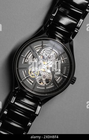 Lengnau, Svizzera - 11 novembre 2021: Rado True Open Heart Automatic R27510152. L'orologio da polso uomini si trova sulla scrivania, vista dall'alto Foto Stock