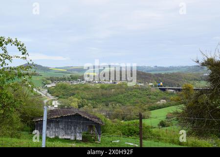 Zona di confine tra Lussemburgo e Germania con i distributori di benzina sulla collina a destra del confine Foto Stock