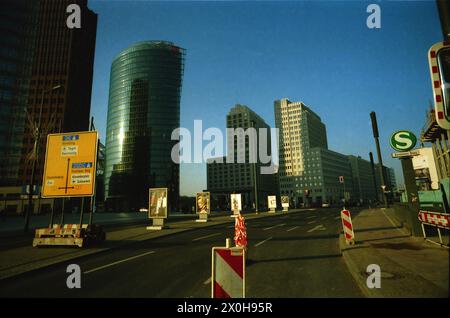 Sulla sinistra si possono vedere i due grattacieli alla fine di Potsdamer Strasse e un ingresso alla stazione ferroviaria a lunga percorrenza, il Sony Center è quasi nascosto, ma la vista su Ebertstrasse è libera, all'estrema destra è possibile vedere un ingresso alla stazione della S-Bahn. [traduzione automatizzata] Foto Stock