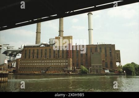 L'edificio in mattoni è la vecchia centrale elettrica Ovest, che ha fornito Berlino accanto alla centrale elettrica di Klingenberg fino al 1945. I russi lo smantellarono dopo la seconda guerra mondiale. Doveva essere rapidamente ricostruita durante il blocco di Berlino. Le parti furono smantellate, trasportate e saldate insieme a Berlino. In seguito gli fu dato il nome di "Reuter", in onore del sindaco di Berlino Ovest durante e dopo il blocco. [traduzione automatizzata]' Foto Stock