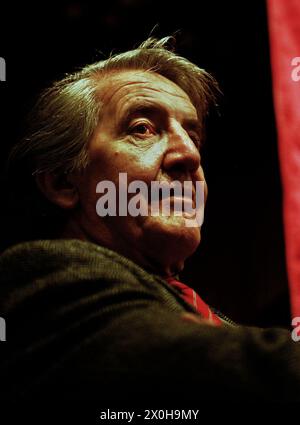 Dennis Skinner alla Conferenza del Partito Laburista a Blackpool 1998 Dennis Edward Skinner (nato l'11 febbraio 1932) è un ex politico britannico che ha servito come membro del Parlamento per Bolsover per 49 anni, dal 1970 al 2019.[1] membro del Partito Laburista, è noto per le sue opinioni di sinistra e i sentimenti repubblicani. [1] prima di entrare in Parlamento, ha lavorato per più di 20 anni come minatore. Foto Stock