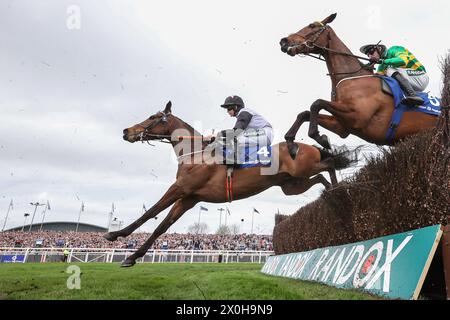 Heart Wood cavalcato da Rachael Blackmore sgombra il salto durante l'Huyton Asphalt alle 13:45 Franny Blennerhassett Memorial Mildmay Novices' Steeple Chase (Classe 1) durante il Randox Grand National 2024 Ladies Day presso l'Aintree Racecourse, Liverpool, Regno Unito, 12 aprile 2024 (foto di Mark Cosgrove/News Images) Foto Stock