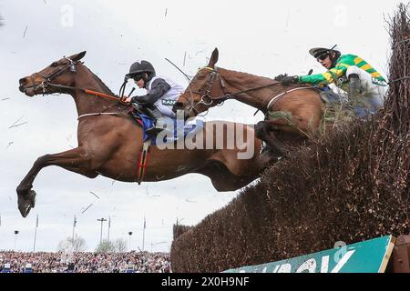 Heart Wood cavalcato da Rachael Blackmore sgombra il salto durante l'Huyton Asphalt alle 13:45 Franny Blennerhassett Memorial Mildmay Novices' Steeple Chase (Classe 1) durante il Randox Grand National 2024 Ladies Day presso l'Aintree Racecourse, Liverpool, Regno Unito, 12 aprile 2024 (foto di Mark Cosgrove/News Images) Foto Stock