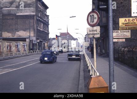 Una gita scolastica a Berlino era comune all'epoca. Per me, è stato anche un viaggio nella memoria. I carri armati si affrontarono qui nell'agosto 1961. Fortunatamente, è rimasta pacifica. Il contrasto tra le fortificazioni di confine tra Berlino Ovest - solo una piccola caserma - e Berlino Est sta colpendo - il muro, la torre di guardia, diverse barriere, ecc.. La macchina della polizia di Berlino Ovest era solo un VW Beetle. Anche una jeep può essere riconosciuta. Proprio come le rovine che erano ancora lì su entrambi i lati del muro. [traduzione automatizzata] Foto Stock