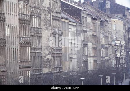 C'erano diverse piattaforme lungo il muro di Berlino Ovest da cui si poteva vedere in Oriente. È così che è stata creata la vista su una strada laterale di Bernauer Strasse [traduzione automatica] Foto Stock