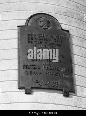 La targa fu probabilmente posta dopo la guerra, quindi è sorprendente che Lise Meitner non sia stata menzionata. La targa è attaccata all'edificio otto Hahn della fu Berlin (1986) [traduzione automatica] Foto Stock