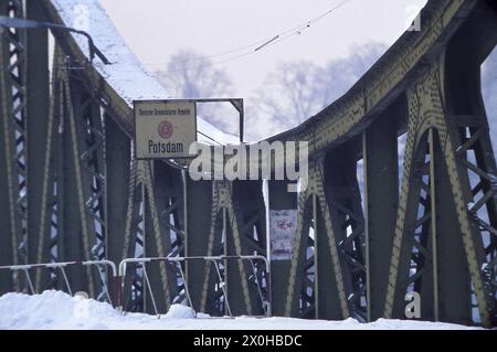 Vista da Berlino Ovest del Ponte dell'unità di Berlino, che era permesso solo come valico di frontiera per le quattro potenze. Su questo ponte hanno avuto luogo anche una serie di scambi di agenti. [traduzione automatizzata] Foto Stock