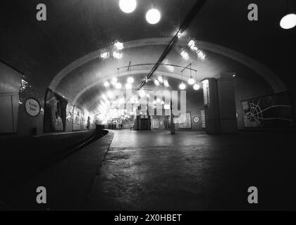 La stazione è molto simile alle stazioni della metropolitana di Parigi. Non c'è da stupirsi che la stazione sia una delle più antiche linee della metropolitana di Berlino. [traduzione automatizzata] Foto Stock