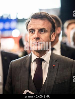 Parigi, Francia. 12 aprile 2024. Il Presidente francese Emmanuel Macron visita la terza edizione del Festival del Libro di Parigi (Festival du Livre de Paris) al Grand Palais Ephemere di Parigi il 12 aprile 2024. Foto di Eliot Blondet/ABACAPRESS.COM credito: Abaca Press/Alamy Live News Foto Stock