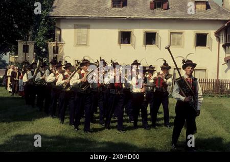 Processione del Corpus Christi a Oberbozen. [traduzione automatica] Foto Stock