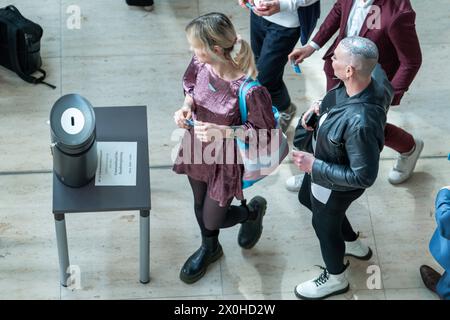 Deutscher Bundestag, 164. Plenarsitzung Nyke Slawik Gruene gemeinsam mit Tessa Ganserer Gruene an der Wahlurne zur namentlichen Abstimmung zum Tagesordnungspunkt Selbstbestimmung in Bezug auf den Geschlechtseintrag im Plenum bei der 164. Sitzung des Deutschen Bundestag a Berlino, 12.04.2024 Berlin Berlin Deutschland *** Bundestag tedesco, sessione plenaria 164 Nyke Slawik Gruene insieme a Tessa Ganserer Gruene alle urne per la votazione per appello nominale sul punto dell'ordine del giorno dell'autodeterminazione in merito all'iscrizione di genere in plenaria alla sessione del Bundestag tedesco di Berlino del 164, 12 04 2024 BE Foto Stock