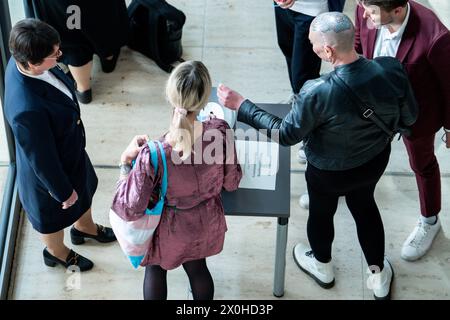 Deutscher Bundestag, 164. Plenarsitzung Nyke Slawik Gruene gemeinsam mit Tessa Ganserer Gruene an der Wahlurne zur namentlichen Abstimmung zum Tagesordnungspunkt Selbstbestimmung in Bezug auf den Geschlechtseintrag im Plenum bei der 164. Sitzung des Deutschen Bundestag a Berlino, 12.04.2024 Berlin Berlin Deutschland *** Bundestag tedesco, sessione plenaria 164 Nyke Slawik Gruene insieme a Tessa Ganserer Gruene alle urne per la votazione per appello nominale sul punto dell'ordine del giorno dell'autodeterminazione in merito all'iscrizione di genere in plenaria alla sessione del Bundestag tedesco di Berlino del 164, 12 04 2024 BE Foto Stock