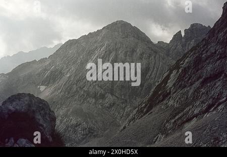 Vista dal sentiero escursionistico alla cresta orientale dell'Hochblassen con l'Hoher Gaif [traduzione automatica] Foto Stock