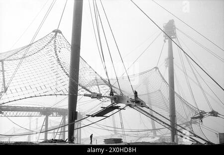 Un'impalcatura si trova nella rete di corda dello Stadio Olimpico di Monaco, un'altra si trova sotto. [traduzione automatizzata] Foto Stock