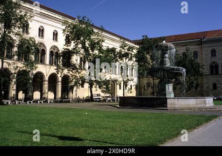 Il Ludwig-Maximilians-Universität su Geschwister-Scholl-Platz. [traduzione automatizzata] Foto Stock