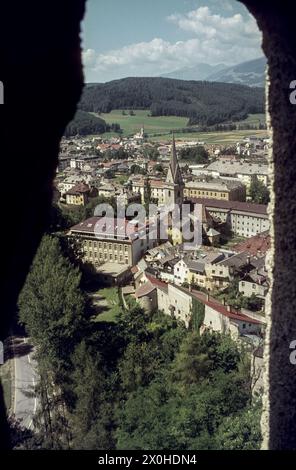 Vista dalla torre del castello di Brunico all'Ursulinenkirche e alla città vecchia. [traduzione automatica] Foto Stock