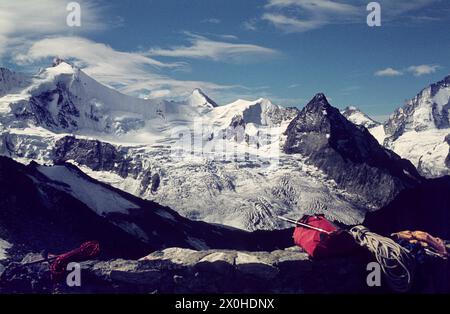 Vista di Mominggletscher, Besso e Obergabelhorn dopo una tempesta di fohn [traduzione automatica] Foto Stock