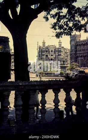 Al Mukherjee Chowk isola di traffico a Bombay nei primi anni sessanta. Sullo sfondo si può vedere - in stile vittoriano - la Majestic Guesthouse e la residenza indiana Mercantile. [traduzione automatica] Foto Stock