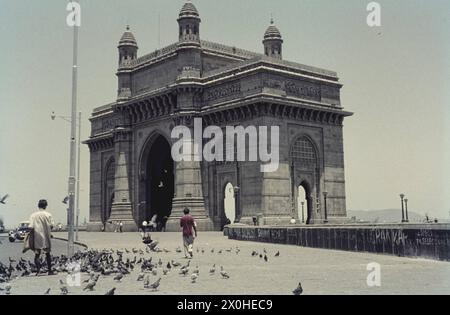 La porta dell'India a Bombay con i piccioni in primo piano [traduzione automatica] Foto Stock