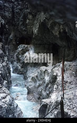 Percorso scavato nella roccia attraverso la gola con il flusso Hammersbach [traduzione automatica] Foto Stock