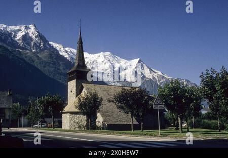 La chiesa con il massiccio del Monte bianco. [traduzione automatizzata] Foto Stock
