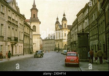 Vista da Freta sulla Hyazinthkirche a sinistra e sulla Heilig-Geist-Kirche a sinistra. Le auto guidano e parcheggiano in strada. I pedoni camminano sui marciapiedi [traduzione automatica] Foto Stock